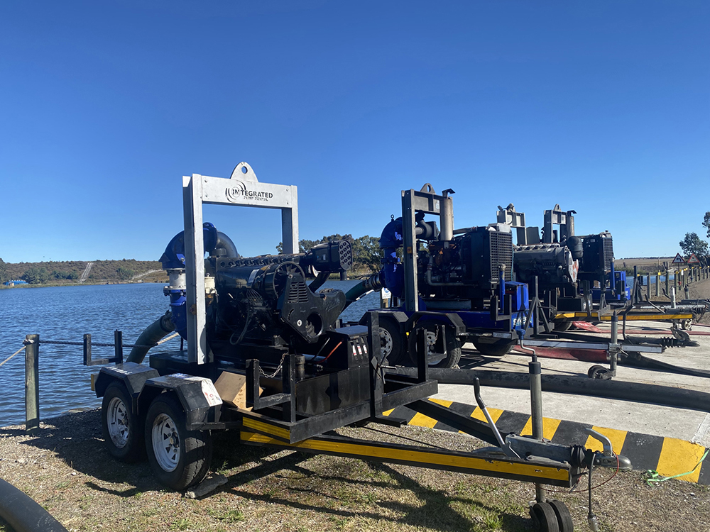 The four Sykes pumps easily maintained a constant flow rate of 190 m³ per hour over a distance of 700 m.
