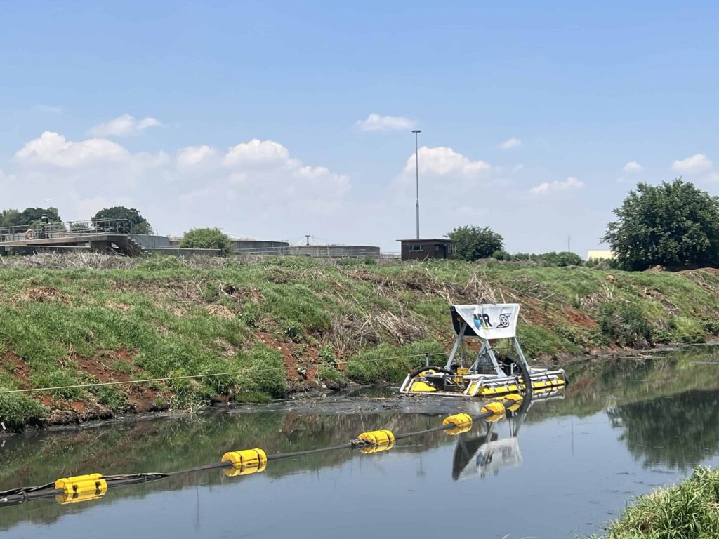Mounted on a purpose-designed pontoon, the SlurrySucker Maxi was drawn from across the 250 m long dams using ropes and a winching system.
